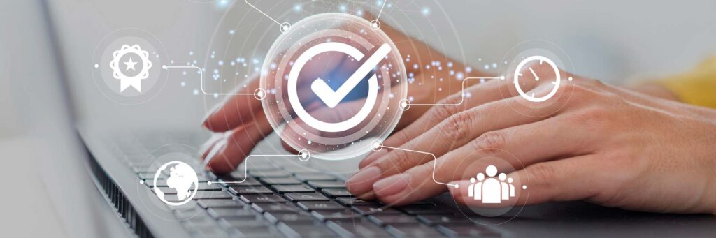 Mans teclejant en un ordinador portàtil amb icones digitals de seguretat, protecció de dades i verificació.
